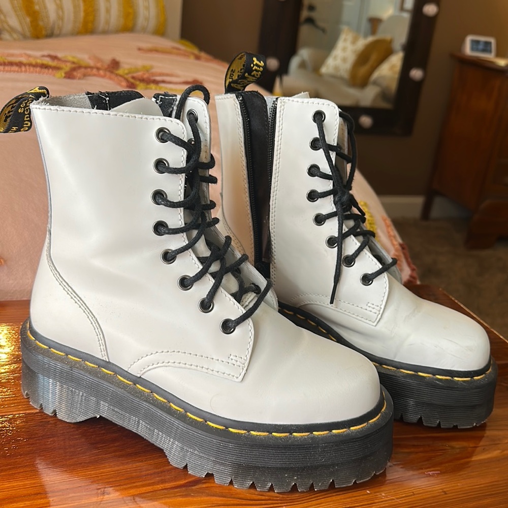 Women’s DR MARTEN boots